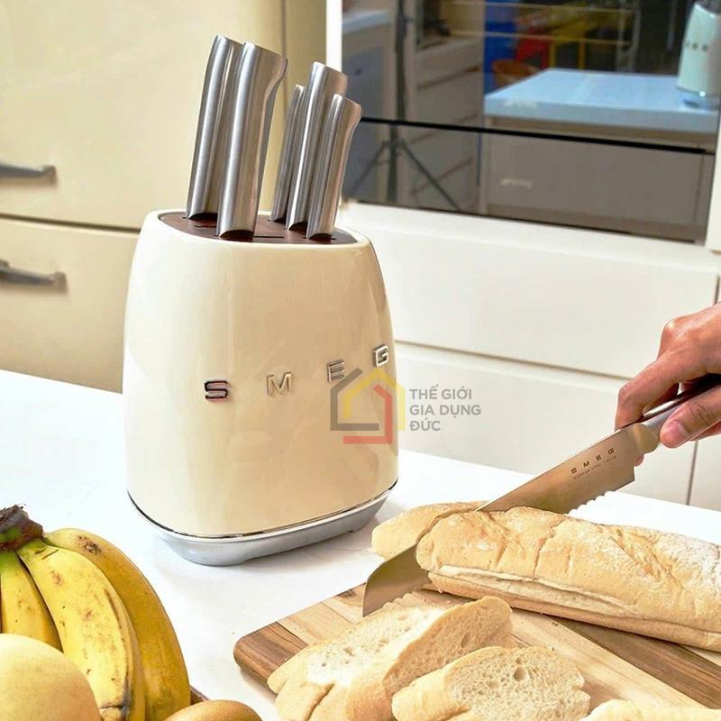 bo-dao-smeg-kbsf02-6-mon-kem-1-gia-do (3) Bộ dao Smeg KBSF02 6 món kèm 1 giá đỡ