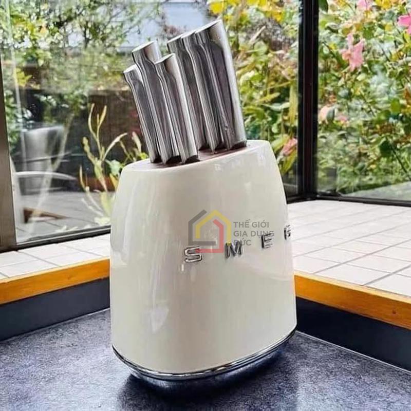 bo-dao-smeg-kbsf02-6-mon-kem-1-gia-do (5) Bộ dao Smeg KBSF02 6 món kèm 1 giá đỡ