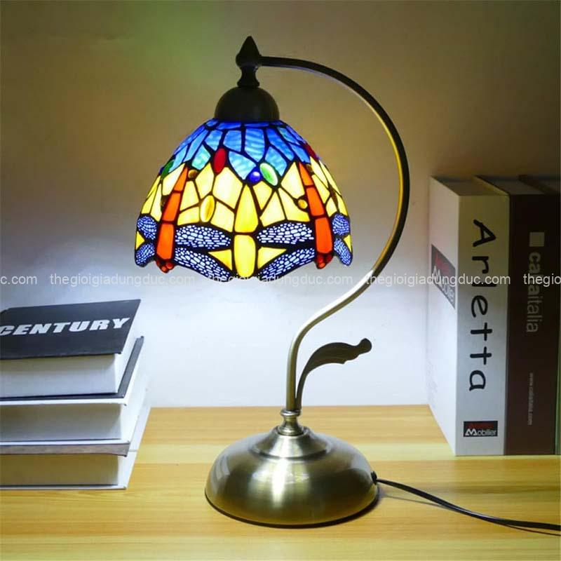 den-tiffany-kinh-mau-xinh-xan-cao-44cm-chao-rong-30cm (1) Đèn Tiffany kính màu xinh xắn (cao 44cm, chao rộng 30cm)