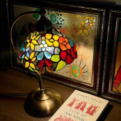 Đèn Tiffany kính màu xinh xắn (cao 44cm, chao rộng 30cm)