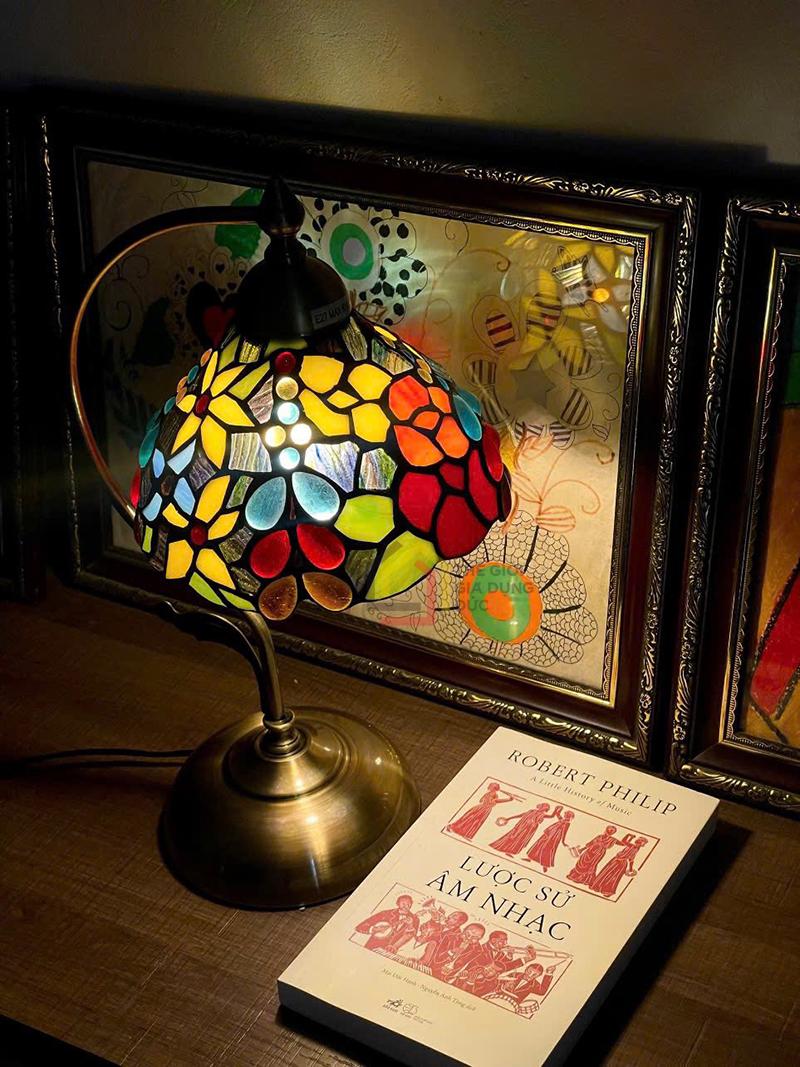 den-tiffany-kinh-mau-xinh-xan-cao-44cm-chao-rong-30cm1 Đèn Tiffany kính màu xinh xắn (cao 44cm, chao rộng 30cm)