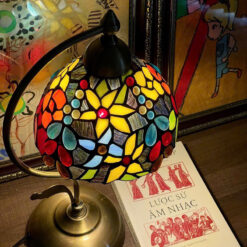 Đèn Tiffany kính màu xinh xắn (cao 44cm, chao rộng 30cm)
