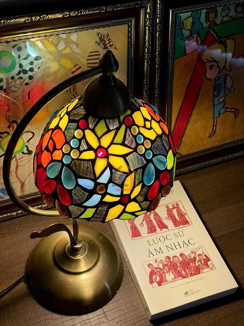 den-tiffany-kinh-mau-xinh-xan-cao-44cm-chao-rong-30cm2 Đèn Tiffany kính màu xinh xắn (cao 44cm, chao rộng 30cm)