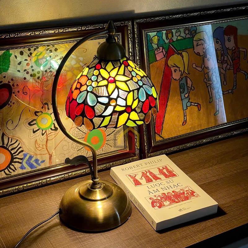 den-tiffany-kinh-mau-xinh-xan-cao-44cm-chao-rong-30cm3 Đèn Tiffany kính màu xinh xắn (cao 44cm, chao rộng 30cm)