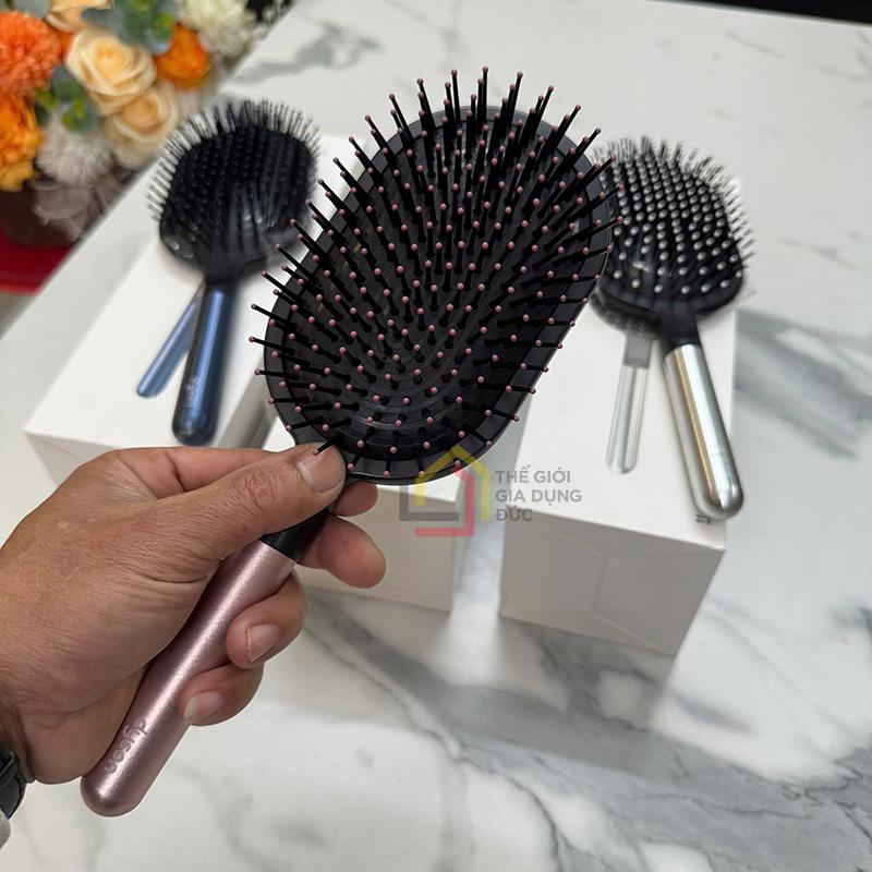 set-2-luoc-dyson-1-luoc-tron-1-luoc-chai-rang-thua (2) Set 2 lược Dyson (1 lược tròn + 1 lược chải răng thưa)