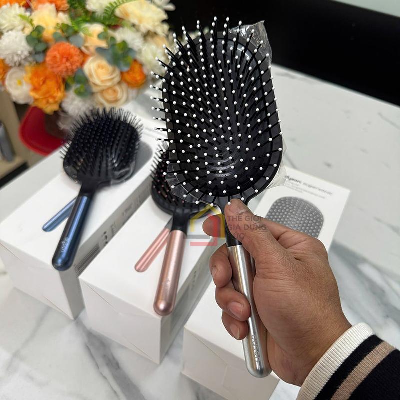 set-2-luoc-dyson-1-luoc-tron-1-luoc-chai-rang-thua (3) Set 2 lược Dyson (1 lược tròn + 1 lược chải răng thưa)