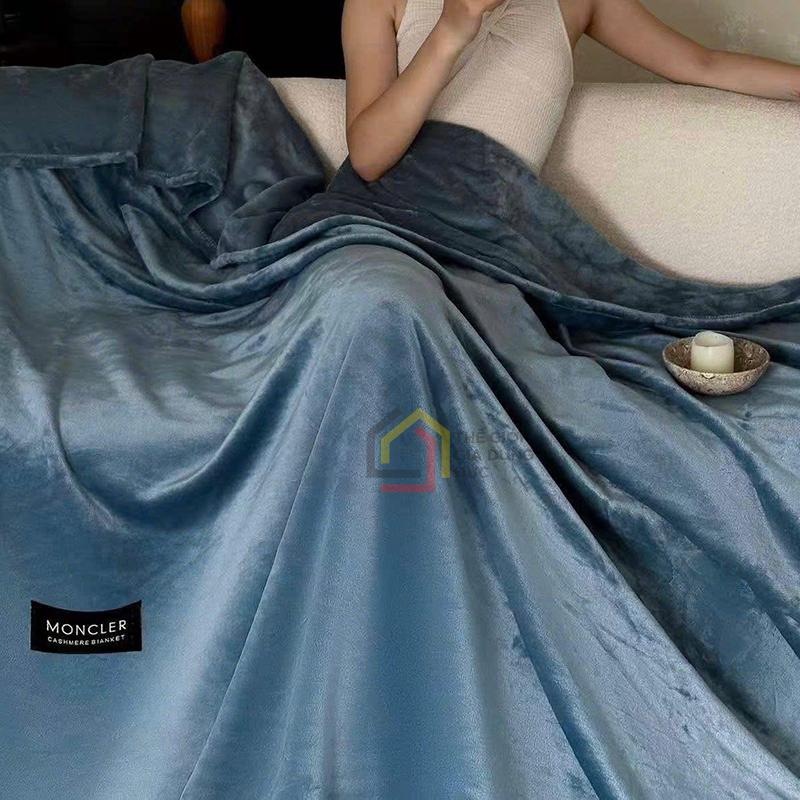 chan-moncler-crytal-plush-size-queen-248x233-2 Chăn Moncler Crytal Plush size Queen 248x233