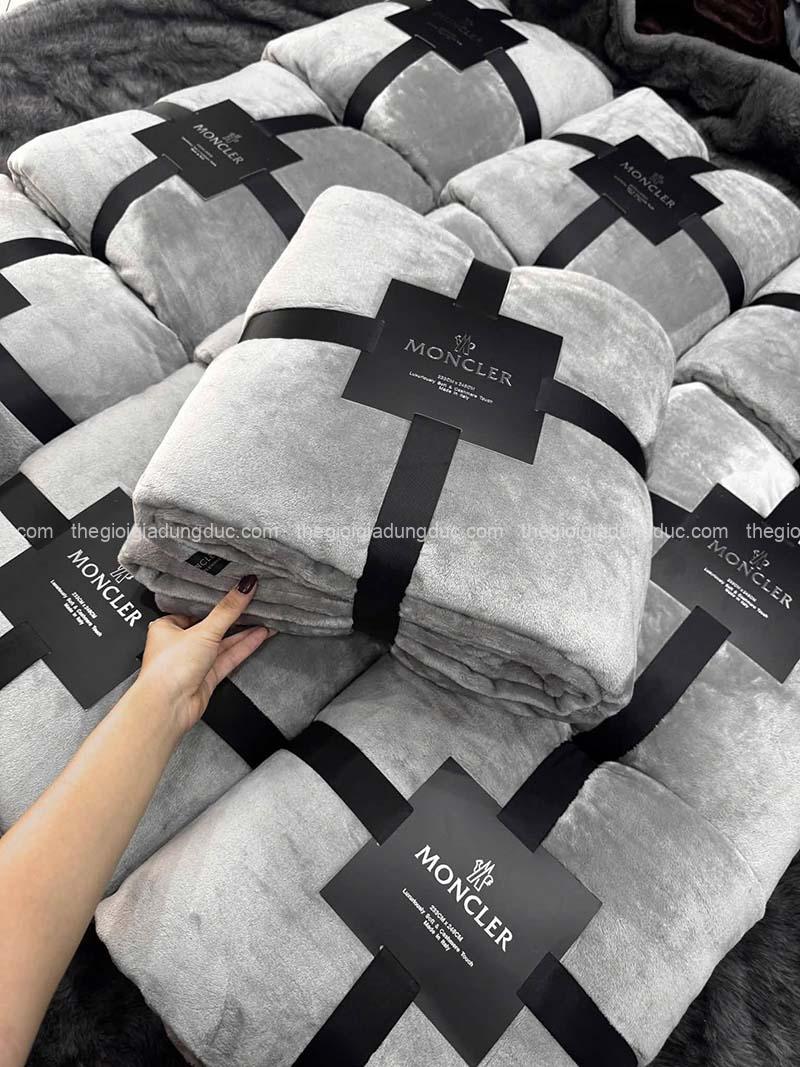 chan-moncler-crytal-plush-size-queen-248x233 (3) Chăn Moncler Crytal Plush size Queen 248×233