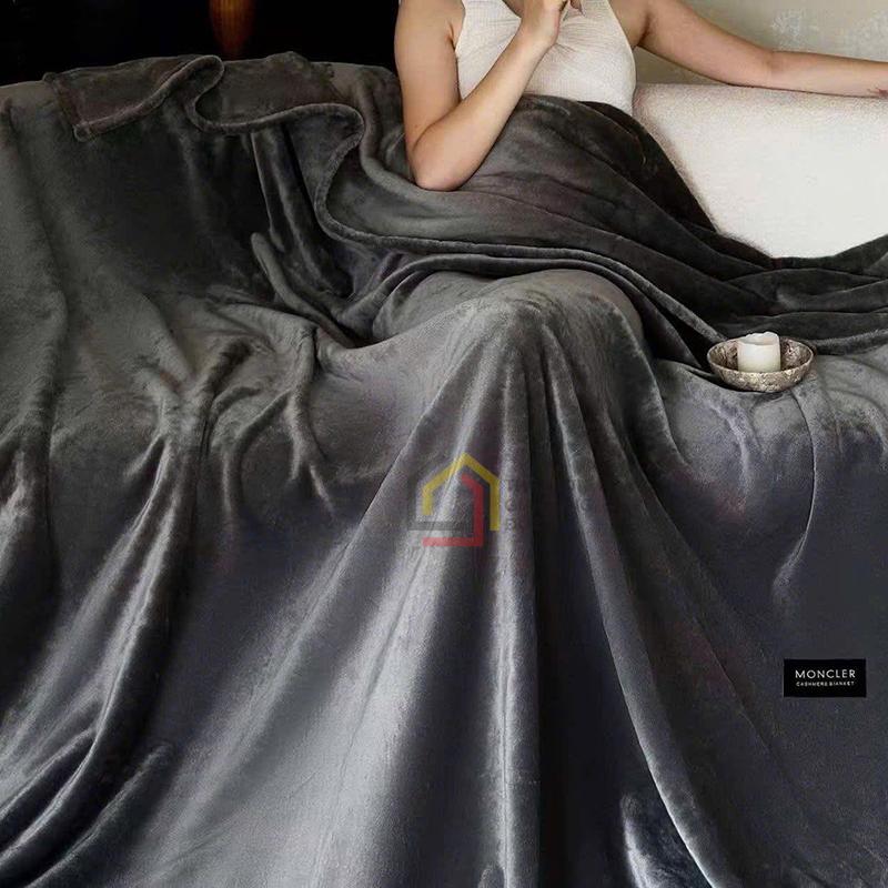 chan-moncler-crytal-plush-size-queen-248x233-4 Chăn Moncler Crytal Plush size Queen 248x233