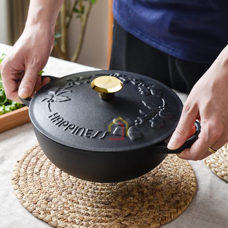 noi-chao-gang-happiness-23cm-day-hoa-phien-ban-limited (6) Nồi chảo gang Happiness 23cm dây hoa - phiên bản Limited