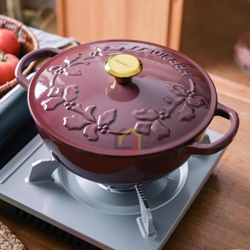 noi-chao-gang-happiness-23cm-day-hoa-phien-ban-limited1 Nồi chảo gang Happiness 23cm dây hoa - phiên bản Limited