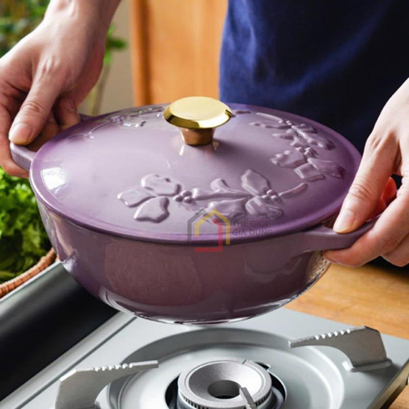 noi-chao-gang-happiness-23cm-day-hoa-phien-ban-limited2 Nồi chảo gang Happiness 23cm dây hoa - phiên bản Limited