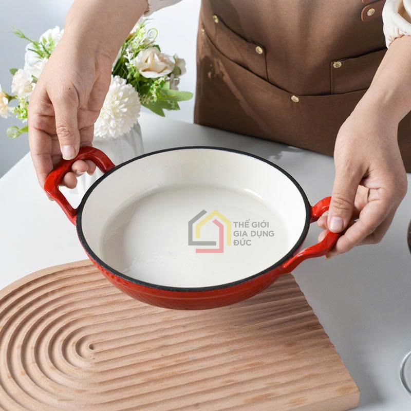 chao-gang-2-quai-kem-nap-kinh-happiness-20cm (10) Chảo gang 2 quai kèm nắp kính Happiness 20cm