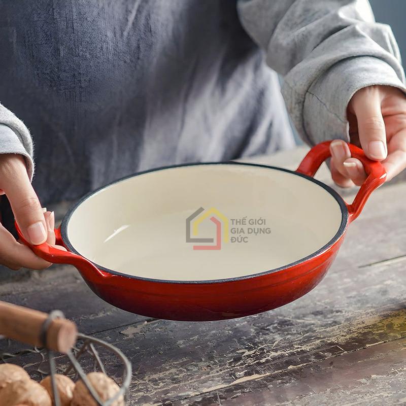 chao-gang-2-quai-kem-nap-kinh-happiness-20cm (7) Chảo gang 2 quai kèm nắp kính Happiness 20cm