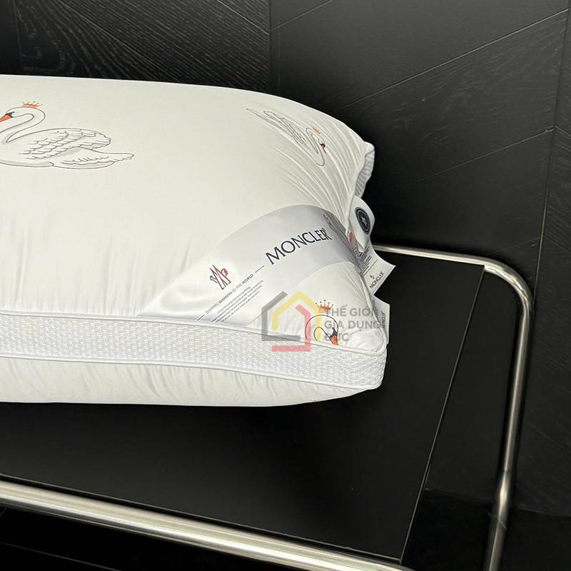goi-moncler-size-48x74cm-doi-gom-2-cai (4) Gối Moncler size 48x74cm (đôi gồm 2 cái)