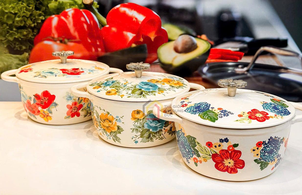 noi-gang-canh-hoa-the-pioneer-woman-size-25cm (10) Nồi gang cánh hoa The Pioneer Woman size 25cm