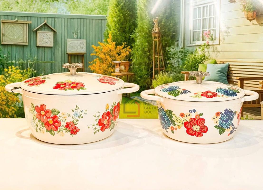 noi-gang-canh-hoa-the-pioneer-woman-size-25cm (14) Nồi gang cánh hoa The Pioneer Woman size 25cm