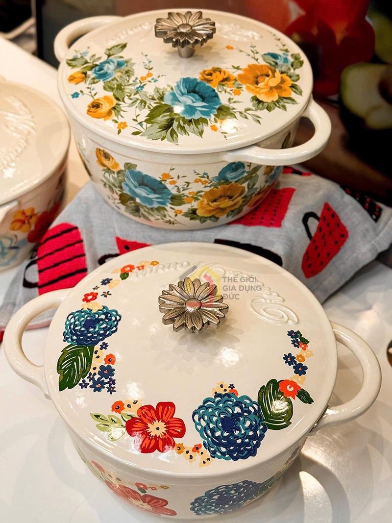 noi-gang-canh-hoa-the-pioneer-woman-size-25cm (9) Nồi gang cánh hoa The Pioneer Woman size 25cm