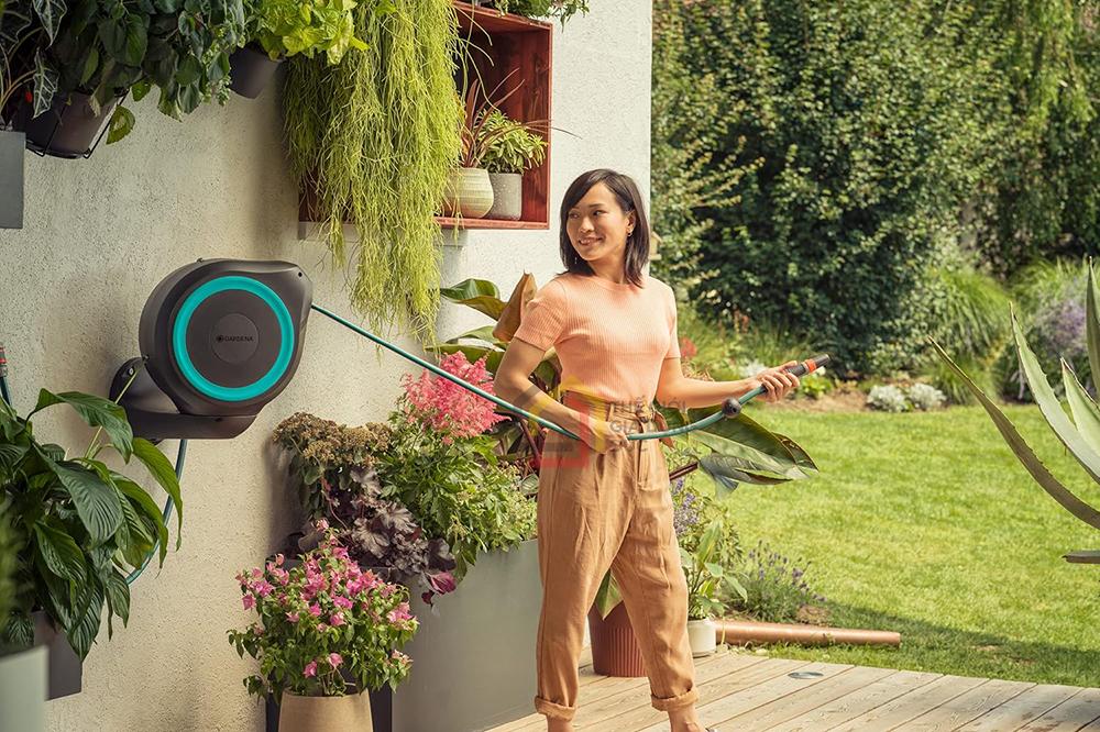 Vòi tưới cây treo tường dây cuốn tự động Gardena 15m