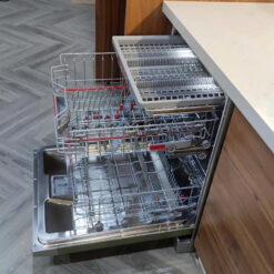 Bảng điều khiển cảm ứng và màn hình LED hiện đại, dễ sử dụng.