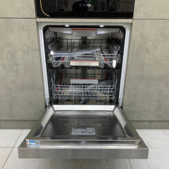 Bảng điều khiển cảm ứng và màn hình LED hiện đại, dễ sử dụng.