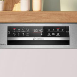 Bảng điều khiển cảm ứng và màn hình LED hiện đại, dễ sử dụng.