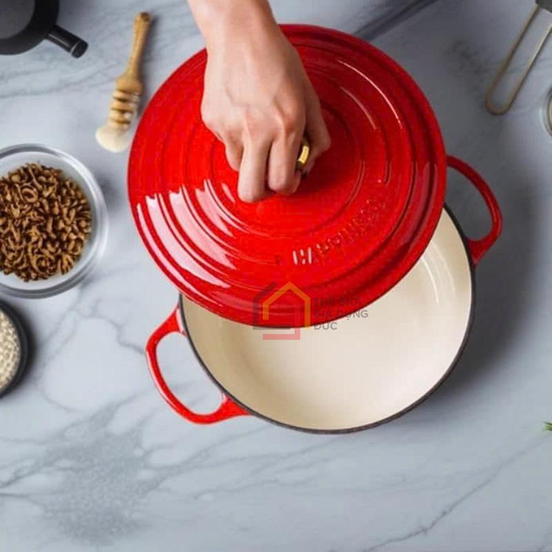 noi-gang-do-cherry-happiness-20cm-dung-tich-28l (2) Nồi gang đỏ cherry Happiness 20cm, dung tích 2,8L