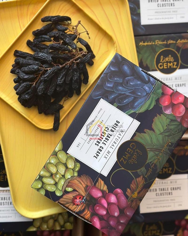 nho-kho-ngon-tay-nguyen-canh-uc-hop-1kg (1) Nho khô ngón tay nguyên cành Úc hộp 1Kg