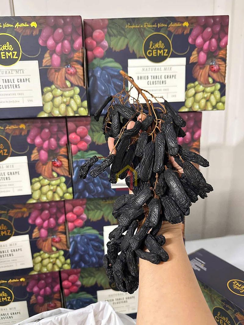 nho-kho-ngon-tay-nguyen-canh-uc-hop-1kg (3) Nho khô ngón tay nguyên cành Úc hộp 1Kg