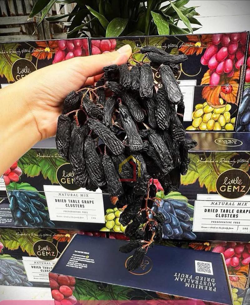 nho-kho-ngon-tay-nguyen-canh-uc-hop-1kg (4) Nho khô ngón tay nguyên cành Úc hộp 1Kg