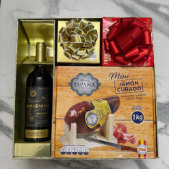 Hộp quà tết gồm rượu vang, socola, đùi heo muối