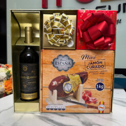Hộp quà tết gồm rượu vang, socola, đùi heo muối