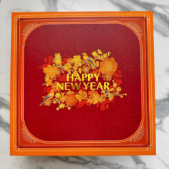 Hộp quà tết gồm rượu vang, socola, đùi heo muối