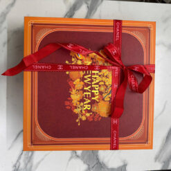 Hộp quà tết gồm rượu vang, socola, đùi heo muối