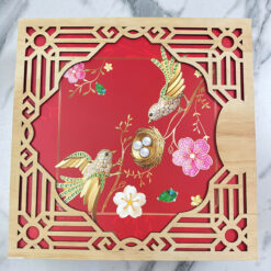 Set quà Tết gồm rượu vang và đùi heo muối