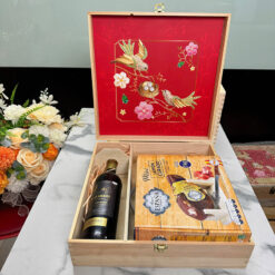 Set quà Tết gồm rượu vang và đùi heo muối