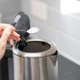 Vì sao ấm siêu tốc có cặn khi sử dụng một thời gian?