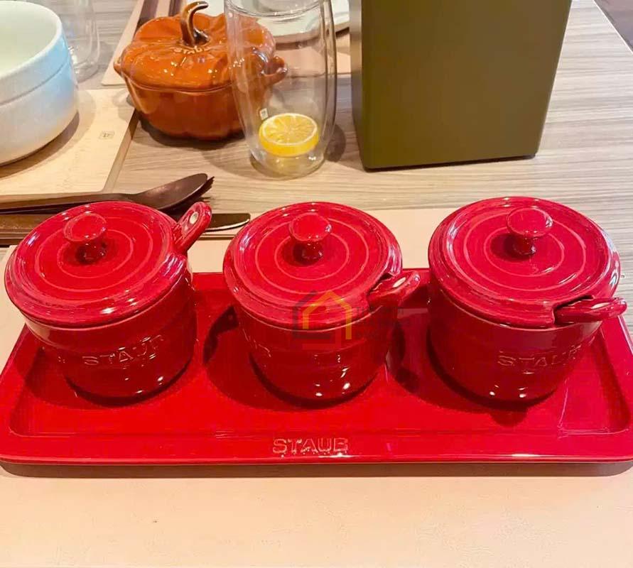 set-hu-dung-gia-vi-staub-kem-khay (11) Set hũ đựng gia vị Staub kèm khay