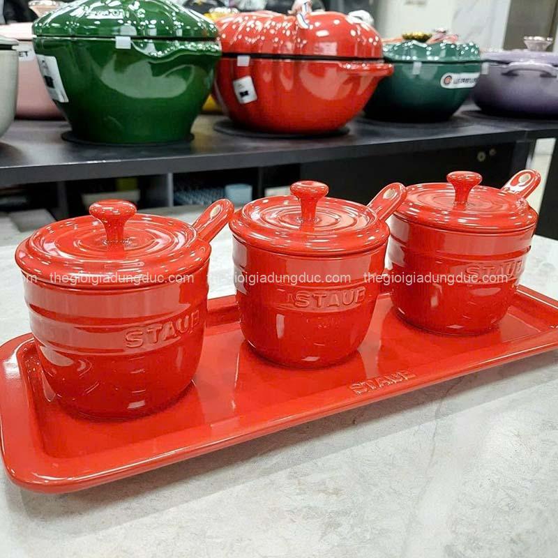 set-hu-dung-gia-vi-staub-kem-khay (7) Set hũ đựng gia vị Staub kèm khay