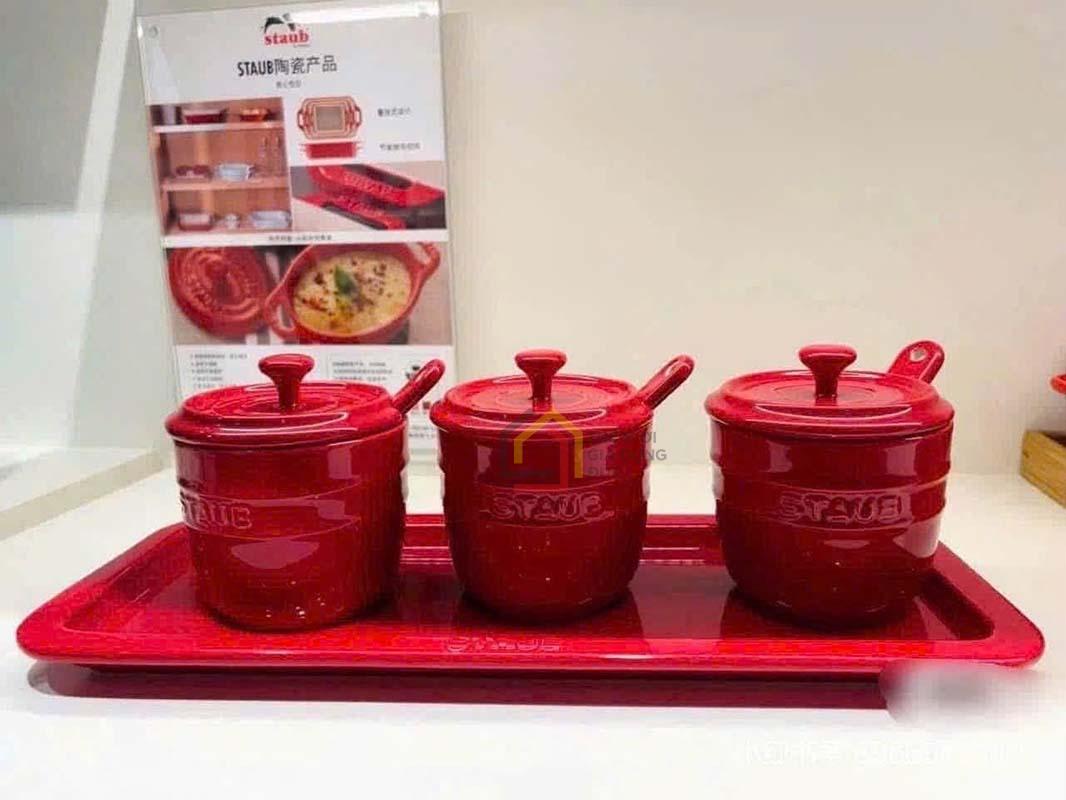 set-hu-dung-gia-vi-staub-kem-khay (9) Set hũ đựng gia vị Staub kèm khay