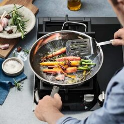 Chảo chống dính vân tổ ong WMF Profi Resist